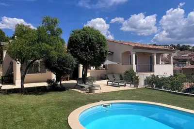 Image de Maison de charme 180m2, très calme, piscine, terrain clos. 1/4 h des plages