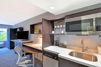 Image de Studio w/ Pool, Gym & Kitchen Close to Local Hot Spots - 2 Units