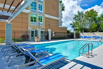 Image de 3 Convenient Studios | Pool, Kitchen, Pet-Friendly | Near Miami & Hard Rock