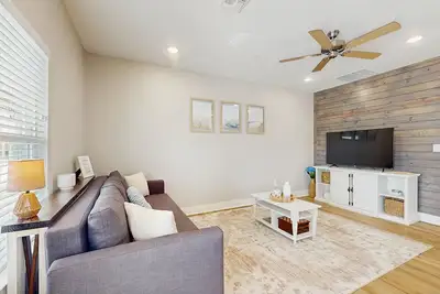 Image de Welcoming coastal home with shared pool, stocked fishing pond - kitchen & patio