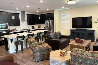 Image de Spacious 4-bedroom house in lovely Elk Grove with Ac and Tesla Charger!