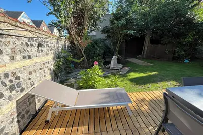 Image de Maison près de la mer avec jardin
