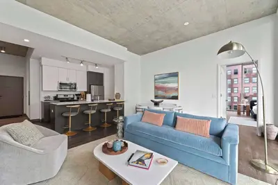 Image de Elevated 2br Retreat + Balcony with Bean Views