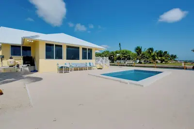 Image de Beautiful 3 bedroom 2 bath open water pool home