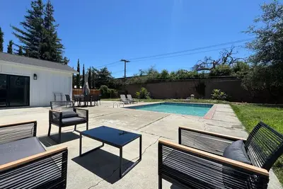 Image de Pool - Remodeled 4 Bedroom Carmichael Home