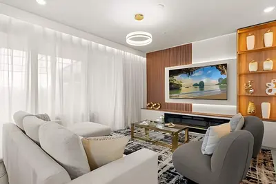 Image de Next to the Magic • 5br in Windsor Cay