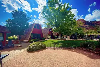 Image de Cozy Two Story Chalet with Red Rock View.  