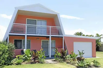 Image de Beach Bungalow | Walk to Bargara Beach | Pet-Friendly + Fast Wi-Fi