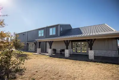 Image de This spacious retreat features 5 bedrooms, 2 futons, and 2 reclinable couches