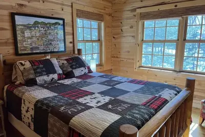 Image de 4-bedroom cabin in charming Saugatuck with Ac