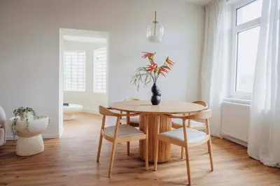 Image de Nearby Town Hall, exclusive designer furnishings
