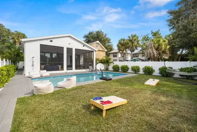 Image de New Luxury Downtown Pool Retreat / Walk to Central Ave / Heated Salt Water Pool