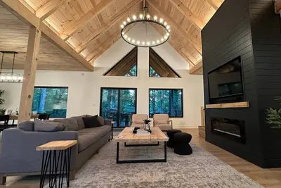 Image de New! Modern Luxury Cabin in Rrg: Sleeps 10, Hot Tub, Fire Pit, Pool Table, Woods