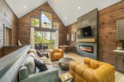 Image de New Lakefront Cabin • Hot Tub & Lake Access