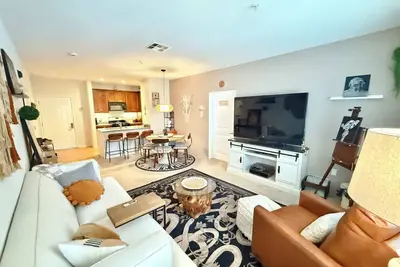 Image de Luxury Artist 2-Bed Condo with Pool View, Private Baths & Modern Amenities