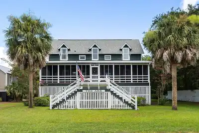 Image de Historic 4-bedroom House on Sullivan's Island w/Hammock & Elevator