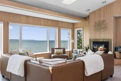 Image de Bayshore Waves | On Lake Michigan | Pet Friendly