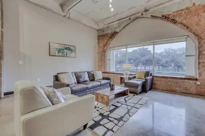 Image de Walkable Downtown Loft w/ Free Breakfast