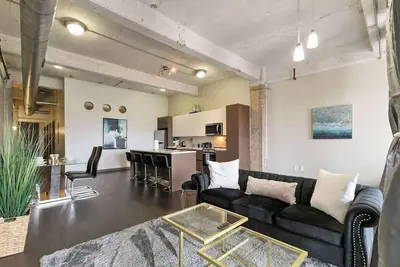 Image de Downtown 2br Loft • Pool, Breakfast & Valet