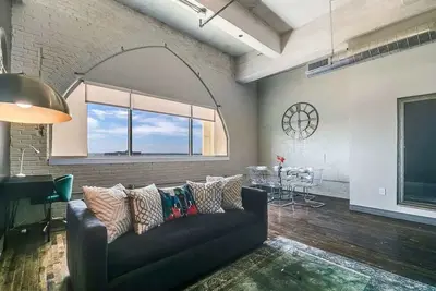 Image de Downtown 2br Loft w Views, Valet, Breakfast