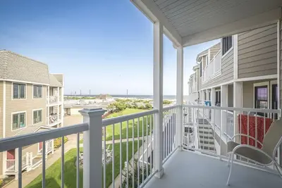 Image de Beachfront 2br Condo w/ Balcony & Ocean Views