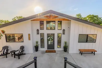 Image de Stunning view - Open Boat Ramp- Fully Renovated 5-bedroom Home in Canyon Lake