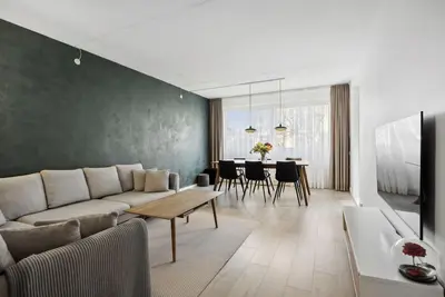 Image de Spacious and central family home w/ free parking