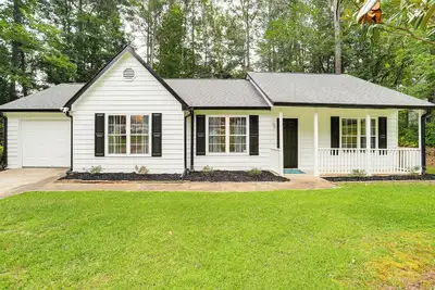 Image de Walk to Dtwn Woodstock: Modern Home w/ Patio!