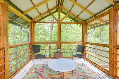 Image de 1 Mi to Burr Oak Lake: Home w/ Deck & Patio!