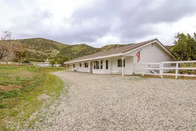 Image de Patio, Fire Pit & Hillside Views: Agua Dulce Home