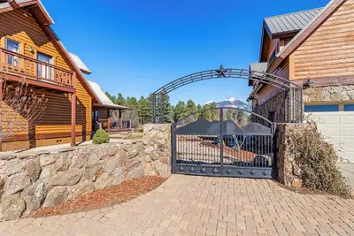 Image de Luxury Log Ski Cabin Hot Tub Fireplace • Hike • Wrap Porch • Bbq • Wi-Fi Nau