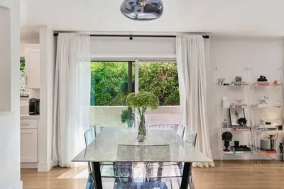 Image de Stylish 2-Bedroom Condo With Rooftop Deck Access