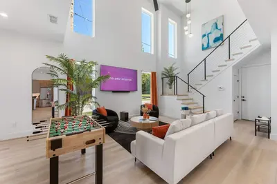 Image de 5 Mins to Dt Dallas, Sleeps 14, Fast Wi-Fi + Office Space, Hot tub, Ping Pong