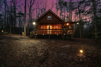 Image de Secluded Honeymoon Cabin-Hot tub