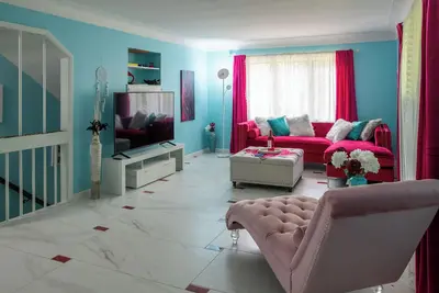 Image de Little Paris 5 Br entire house - University Heights