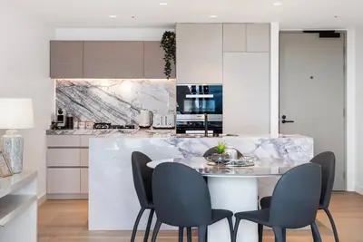 Image de Luxe Absolute beachfront 2b River and Sunset views/Spa/Sauna/Steam/Free parking!
