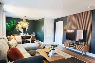 Image de 8 minutes to downtown Ottawa Private Hot Tub sleeps 10