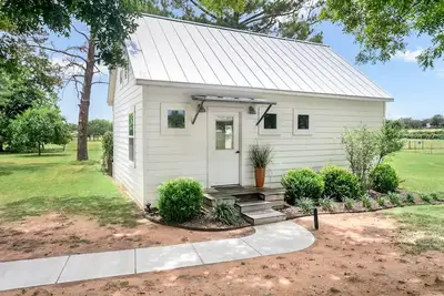 Image de Parker House | 1/1, King Bed, Fire Pit & Grill, Pets w/ fee