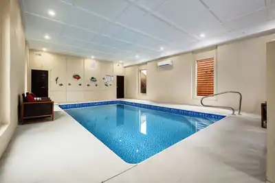 Image de Swim Year-Round, Soak with Scenic Vistas, Host Game Nights & Screen Movies Together - Risen Retreat