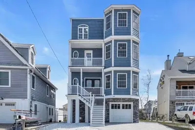 Image de Waterfront living in this completely renovated waterfront home!