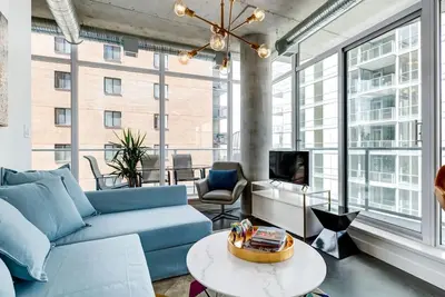 Image de Comfy 1br Calgary Escape w/ Balcony, Sleeps 4!