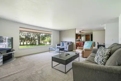 Image de 2br Hot Tub Dog Friendly - 2mi to Old Mill