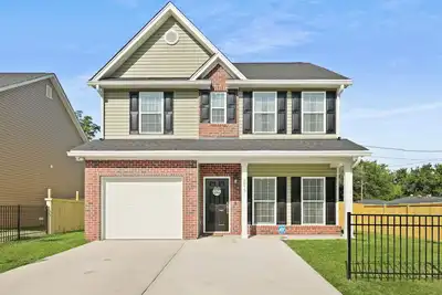 Image de New Charleston Twinzies #2, 4-bedroom, pet and family-friendly, fenced backyard.