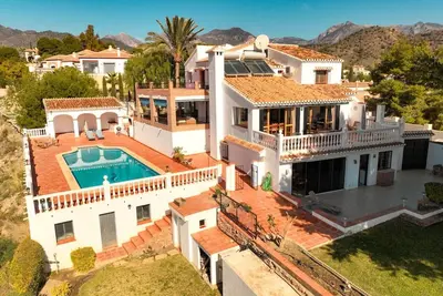 Image de 8 Bedroom 4 en-suite 17m pool & sea mountain views
