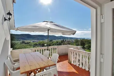 Image de Appartement de trois chambres avec la terrasse et la vue sur le mer Rab (A-24682-a)