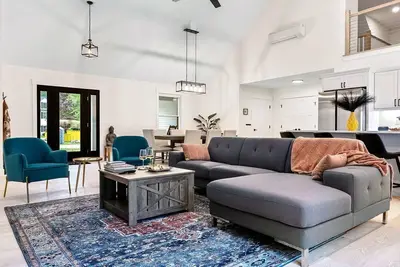 Image de Unique modern 3br/3ba contemporary home, tucked at the end of a cul-de-sac.