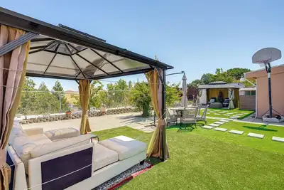 Image de Bay & Hill Views: Modern Hercules Home