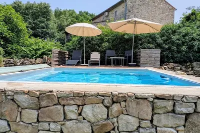 Image de Studio de campagne bien situé avec terrasse et piscine