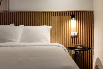 Image de Chambre Deluxe King 203 avec vue sur la piscine de Novella Tagaytay