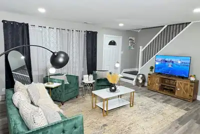 Image de Charming Full Modern Home+Free Parking+Fast Wi-Fi & Centrally located